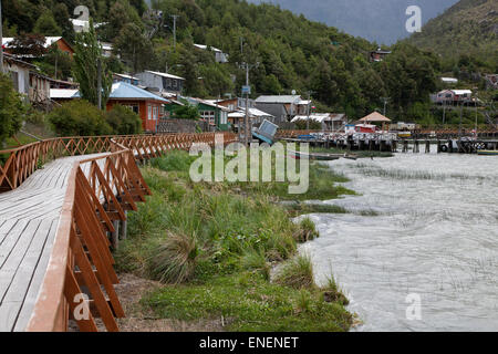 Tradizionale passerelle in legno. Caleta Tortel villaggio costiero. Aysen regione. Cile Foto Stock