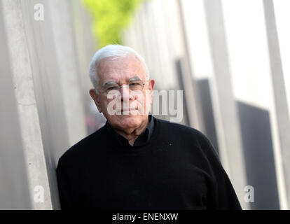 Berlino, Germania. 04 Maggio, 2015. L'architetto Peter Eisenman è visto presso il memoriale dell'Olocausto a Berlino, Germania, 04 maggio 2015. Foto: Britta Pedersen/dpa/Alamy Live News Foto Stock