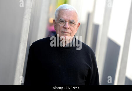 Berlino, Germania. 04 Maggio, 2015. L'architetto Peter Eisenman è visto presso il memoriale dell'Olocausto a Berlino, Germania, 04 maggio 2015. Foto: Britta Pedersen/dpa/Alamy Live News Foto Stock