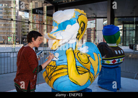 Colorate in vetroresina verniciata modello animale di scultura di anatra, Liverpool, Merseyside, 4rd, 2015. Elmear Kavanagh, mixed media artist, pittura la sua Beatles I fantastici quattro, anatra a tema al centro fiume Festival progetto. Un team di artisti è la decorazione di un host di gigante anatre in vista del pubblico presso l'isola di Mann lo sviluppo.Il Liverpool Duck Trail, commissionato da AquaDucked, sta per essere lanciato su LightNight per mostrare la vibrante viva la creatività in Liverpool. Foto Stock