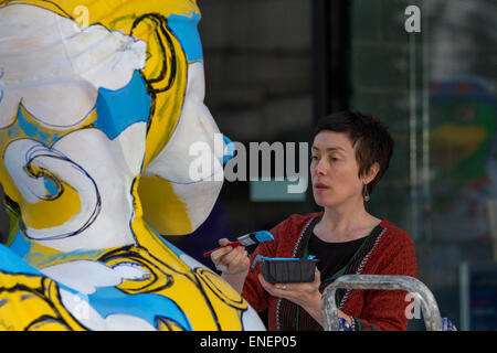 Colorate in vetroresina verniciata modello animale di scultura di anatra, Liverpool, Merseyside, 4rd, 2015. Elmear Kavanagh, mixed media artist, pittura la sua Beatles I fantastici quattro, anatra a tema al centro fiume Festival progetto. Un team di artisti è la decorazione di un host di gigante anatre in vista del pubblico presso l'isola di Mann lo sviluppo.Il Liverpool Duck Trail, commissionato da AquaDucked, sta per essere lanciato su LightNight per mostrare la vibrante viva la creatività in Liverpool. Foto Stock