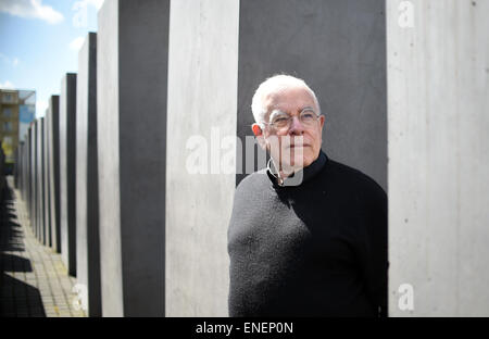 Berlino, Germania. 04 Maggio, 2015. L'architetto Peter Eisenman è visto presso il memoriale dell'Olocausto a Berlino, Germania, 04 maggio 2015. Foto: Britta Pedersen/dpa/Alamy Live News Foto Stock