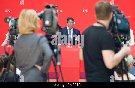 Berlino, Germania. 04 Maggio, 2015. Presidente della SPD Sigmar GABRIEL partecipa a una conferenza stampa dopo una sessione del comitato DOCUP a Berlino, Germania, 04 maggio 2015. Foto: Joerg Carstensen/dpa/Alamy Live News Foto Stock