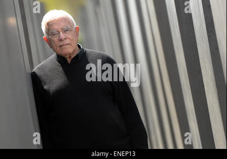 Berlino, Germania. 04 Maggio, 2015. L'architetto Peter Eisenman è visto presso il memoriale dell'Olocausto a Berlino, Germania, 04 maggio 2015. Foto: Britta Pedersen/dpa/Alamy Live News Foto Stock