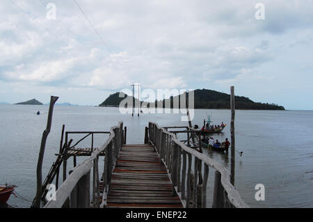 Spiaggia al villaggio di pescatori di Koh Isola Phithak durante la tempesta di pioggia in Lang Suan, Chumphon Thailandia. Foto Stock