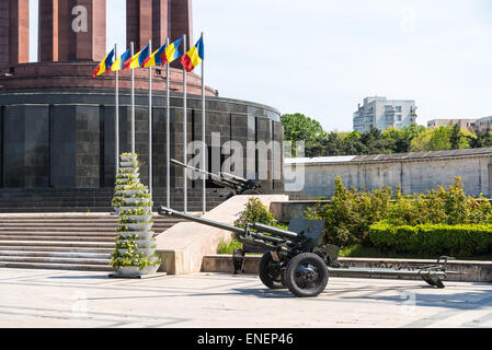 Il Mausoleo di eroi rumeno è stato costruito nel 1963 ed è situato nel Parco Carol a Bucarest in Romania. Foto Stock