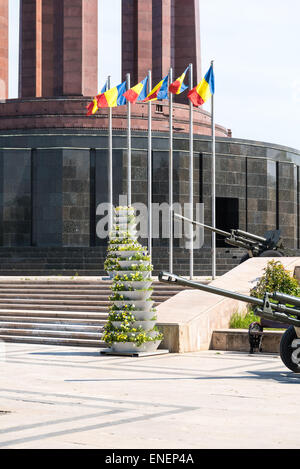 Il Mausoleo di eroi rumeno è stato costruito nel 1963 ed è situato nel Parco Carol a Bucarest in Romania. Foto Stock