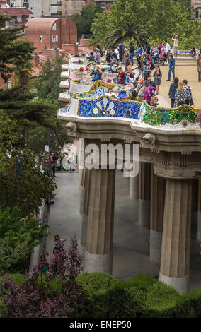 Mosaico multicolore banco a Park Güell, Barcellona, in Catalogna, Spagna Foto Stock