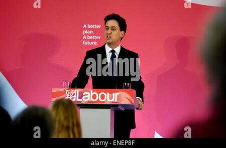 Hove SUSSEX REGNO UNITO 4 Maggio 2015 - Ed Miliband leader del partito laburista che parla a loro elezione generale Rally tenutasi a Brighton e Hove Sixth Form College questa mattina Credito: Simon Dack/Alamy Live News Foto Stock