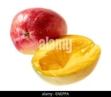 Mango frutta intera e mezzo frutto, pietra ha rimosso, rosso, i colori verde e giallo - sfondo bianco Foto Stock