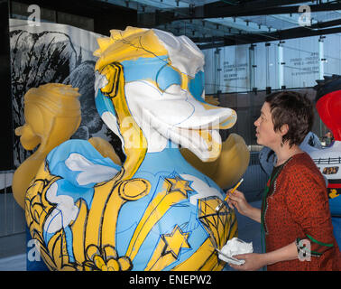 Colorate in vetroresina verniciata modello animale di scultura di anatra, Liverpool, Merseyside, 4rd, 2015. Elmear Kavanagh, mixed media artist, pittura la sua Beatles I fantastici quattro, anatra a tema al centro fiume Festival progetto. Un team di artisti è la decorazione di un host di gigante anatre in vista del pubblico presso l'isola di Mann lo sviluppo.Il Liverpool Duck Trail, commissionato da AquaDucked, sta per essere lanciato su LightNight per mostrare la vibrante viva la creatività in Liverpool. Foto Stock