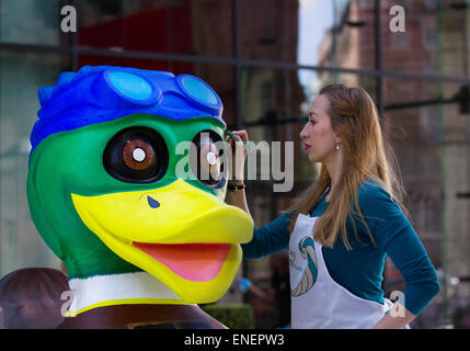 Colorate in vetroresina verniciata modello animale di scultura di anatra, Liverpool, Merseyside, 4rd, 2015. Shelly Jayne, artista, illustratore creativo e pittura educatore il suo 'Canal Boat' anatra al centro della Città di Fiume Progetto Festival. Un team di artisti è la decorazione e verniciatura giant anatre in vista del pubblico presso l'isola di Mann lo sviluppo. Il Liverpool Duck Trail, commissionato da AquaDucked, sta per essere lanciato su LightNight per mostrare la vibrante viva la creatività in Liverpool. Foto Stock