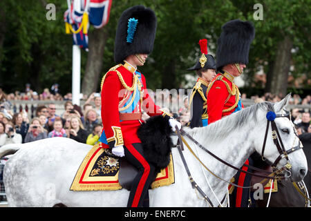 Trooping la parata di colori per la Sua Maestà la regina il compleanno fuori Buckingham Palace a Londra. Foto Stock