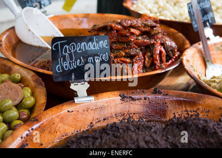 Olive nere tapenade presso il mercato domenicale di Montcuq con prodotti alimentari locali in Francia Foto Stock