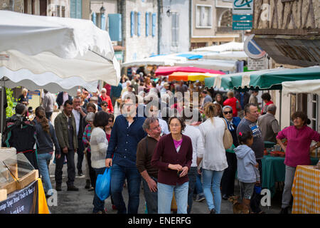 Panoramica occupato il mercato domenicale di Montcuq con cucina locale di prodotti alimentari in Francia Foto Stock