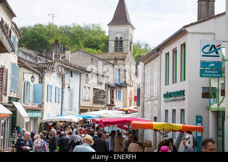 Panoramica del mercato domenicale di Montcuq con cucina locale di prodotti alimentari in Francia Foto Stock