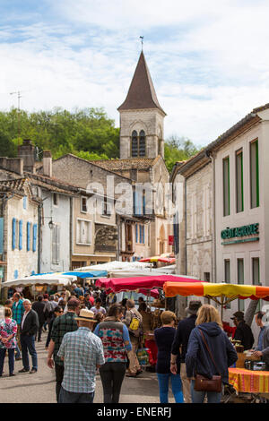 Panoramica del mercato domenicale di Montcuq con cucina locale di prodotti alimentari in Francia Foto Stock