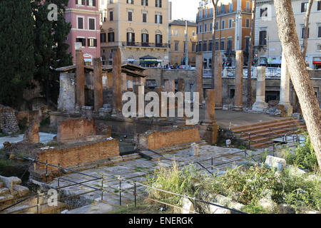 L'Italia. Roma. L'area Sacra di Largo di Torre Argentina. Rovine di epoca romana repubblicana templi. Antico Campo Marzio. Foto Stock