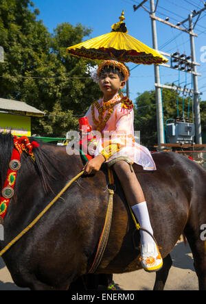 Bambino durante una parata Novitiation, Bagan, Myanmar Foto Stock