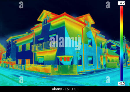 Thermovision a raggi infrarossi dell'immagine che mostra la mancanza di isolamento termico sulla casa Foto Stock