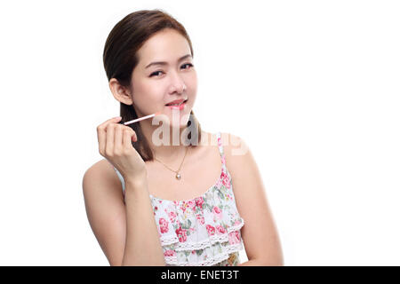 Donne Asian sorridenti con labbra gloss isolati su sfondo bianco. Bella fresca giovani asiatici modello femminile. Foto Stock