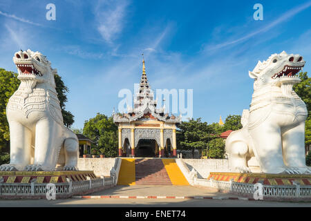 Gigantesco Bobyoki Nat statue custode presso la centrale porta d ingresso al Mandalay Hill Pagoda complesso. La fantastica architettura buddista Foto Stock