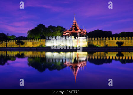 Vista notturna di Mandalay cityscape con il famoso Fort o Palazzo Reale. Myanmar (Birmania) paesaggi di viaggi e destinazioni Foto Stock