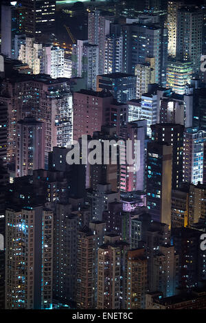Abstract notte futuristico cityscape con grattacieli illuminati. Hong Kong vista aerea panorama Foto Stock