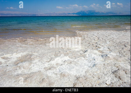 Sale su una spiaggia del Mar Morto in Israele Foto Stock