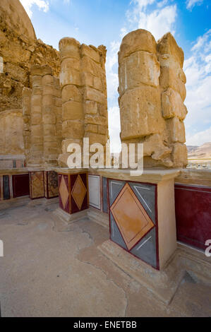 Lesene e colonne intonacate con affreschi dipinti presso la terrazza inferiore del palazzo del re Erode sulla roccia masada Foto Stock