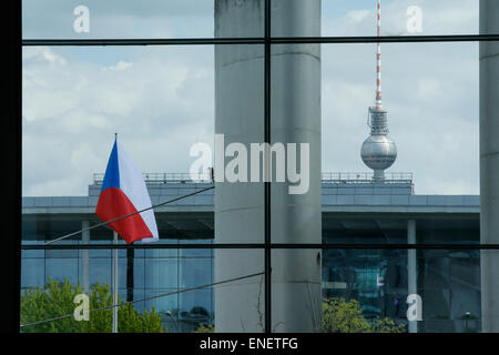 Berlino, Germania. 04maggio 2015. Il primo ministro ceco Sobotka e la cancelliera tedesca Angela Merkel hanno seguito una conferenza stampa congiunta alla Cancelleria tedesca, tenutasi a Berlino il 04 maggio 2015. / Foto: Bandiera della Repubblica Ceca e Torre televisiva. Credit: Reynaldo Chaib Paganelli/Alamy Live News Foto Stock