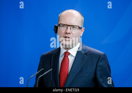 Berlino, Germania. 04 Maggio, 2015. Primo ministro ceco Sobotka e il Cancelliere tedesco Angela Merkel durante una conferenza stampa congiunta presso la cancelleria tedesca a Berlino, in Germania il Maggio 04, 2015. / Immagine: Bohuslav Sobotka, Primo Ministro della Repubblica ceca, parla a parte Merkel durante la conferenza stampa congiunta di Berlino. Credito: Reynaldo Chaib Paganelli/Alamy Live News Foto Stock