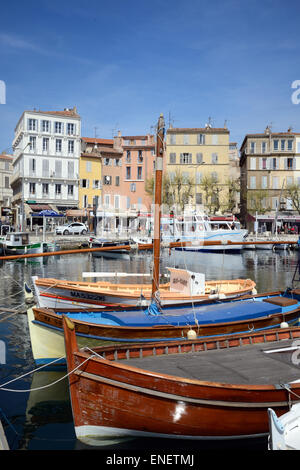 In legno barche da pesca nel porto o nel porto di La Ciotat Bouches-du-Rhône Provence Francia Foto Stock