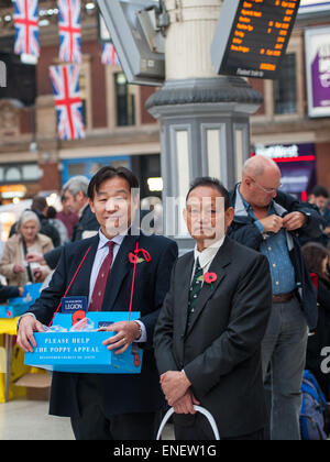 Gurkhas a raccogliere donazioni sul giorno di papavero in Victoria Station. Dove: London, England, Regno Unito quando: 30 Ott 2014 Foto Stock