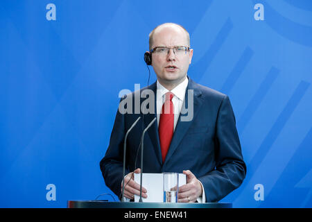 Berlino, Germania. 04 Maggio, 2015. Primo ministro ceco Sobotka e il Cancelliere tedesco Angela Merkel durante una conferenza stampa congiunta presso la cancelleria tedesca a Berlino, in Germania il Maggio 04, 2015. / Immagine: Bohuslav Sobotka, Primo Ministro della Repubblica ceca, parla a parte Merkel durante la conferenza stampa congiunta di Berlino. Credito: Reynaldo Chaib Paganelli/Alamy Live News Foto Stock