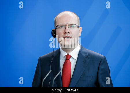 Berlino, Germania. 04 Maggio, 2015. Primo ministro ceco Sobotka e il Cancelliere tedesco Angela Merkel durante una conferenza stampa congiunta presso la cancelleria tedesca a Berlino, in Germania il Maggio 04, 2015. / Immagine: Bohuslav Sobotka, Primo Ministro della Repubblica ceca, parla a parte Merkel durante la conferenza stampa congiunta di Berlino. Credito: Reynaldo Chaib Paganelli/Alamy Live News Foto Stock