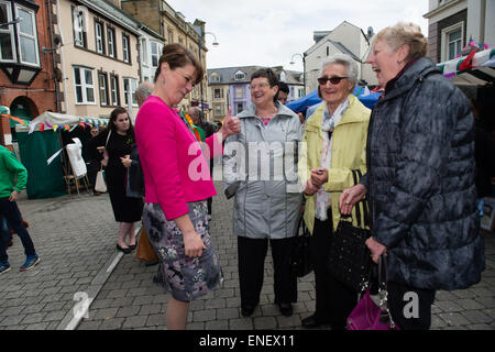 Aberystwyth, Wales, Regno Unito. Il 4 maggio, 2015. In questi ultimi giorni prima del giorno di polling, Plaid Cymru leader LEANNE WOOD visite Aberystwyth a parlare con i tifosi e alla campagna per il candidato locale MIKE PARKER, che sta lottando per conquistare il Ceredigion sedile dal Lib Dems ha chi ha avuto una maggioranza di circa diecimila voti alle ultime elezioni. Credito: keith morris/Alamy Live News Foto Stock