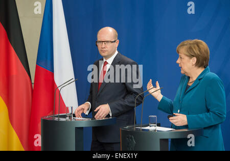 Berlino, Germania. Il 4 maggio, 2015. Il cancelliere tedesco Angela Merkel (CDU, R) e Repubblica Ceca il primo ministro Bohuslav Sobotka parlare durante una conferenza stampa congiunta a Berlino, Germania, 4 maggio 2015. Foto: Soeren Stache/dpa/Alamy Live News Foto Stock