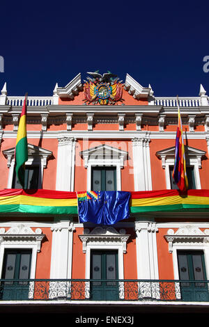 La Paz, Bolivia, 4 maggio 2015. Bolivia marittimo della bandiera Revindication pende sulla facciata del palazzo presidenziale. Le audizioni iniziali per la Bolivia il caso la bonifica di accesso all'Oceano Pacifico contro il Cile inizia oggi presso la Corte internazionale di giustizia dell' Aia e presidente Evo Morales ha dichiarato che tutti gli edifici pubblici devono battere bandiera mentre hanno luogo a. Le audizioni di questa settimana sono in discussione il cileno obiezione che la Corte non ha competenza per giudicare il caso. Credito: James Brunker / Alamy Live News Foto Stock