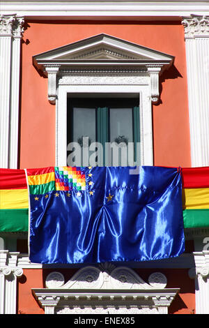 La Paz, Bolivia, 4 maggio 2015. Bolivia marittimo della bandiera Revindication pende sulla facciata del palazzo presidenziale. Le audizioni iniziali per la Bolivia il caso la bonifica di accesso all'Oceano Pacifico contro il Cile inizia oggi presso la Corte internazionale di giustizia dell' Aia e presidente Evo Morales ha dichiarato che tutti gli edifici pubblici devono battere bandiera mentre hanno luogo a. Le audizioni di questa settimana sono in discussione il cileno obiezione che la Corte non ha competenza per giudicare il caso. Credito: James Brunker / Alamy Live News Foto Stock