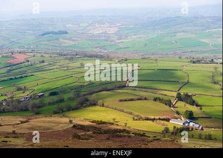 Vista su terreni agricoli da Mynydd Troed in Montagna Nera Powys Mid-Wales REGNO UNITO Foto Stock