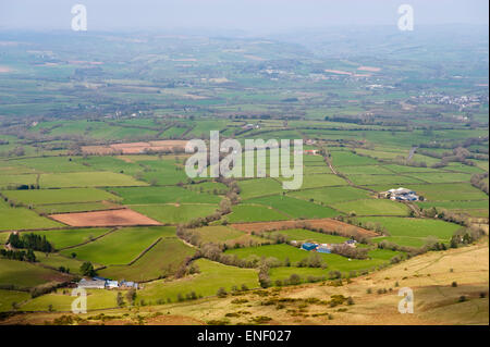 Vista su terreni agricoli da Mynydd Troed in Montagna Nera Powys Mid-Wales REGNO UNITO Foto Stock