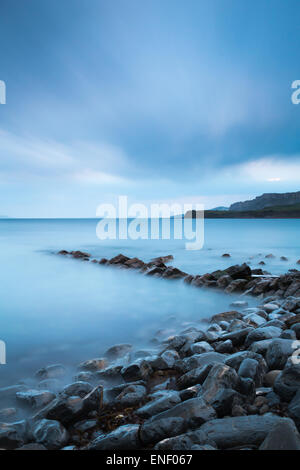 Una lunga esposizione delle rocce sulla baia di Kimmeridge, Dorset. Foto Stock