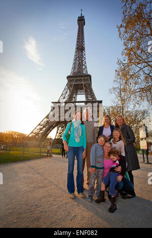 La grande famiglia di fronte alla Torre Eiffel, Parigi Francia Foto Stock