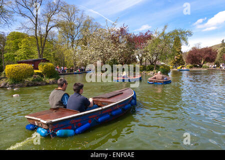 Matlock, Derbyshire, Regno Unito Il 4 maggio 2015. Le famiglie possono usufruire caldo lunedì festivo sunshine sul lago in barca nel Derbyshire città di Matlock. Credito: Mark Richardson/Alamy Live News Foto Stock