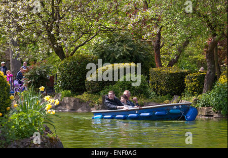 Matlock, Derbyshire, Regno Unito. Il 4 maggio 2015. Le famiglie possono usufruire caldo lunedì festivo sunshine sul lago in barca nel Derbyshire città di Matlock. Credito: Mark Richardson/Alamy Live News Foto Stock