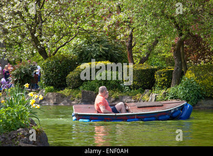 Matlock, Derbyshire, Regno Unito. Il 4 maggio 2015. Le famiglie possono usufruire caldo lunedì festivo sunshine sul lago in barca nel Derbyshire città di Matlock. Credito: Mark Richardson/Alamy Live News Foto Stock