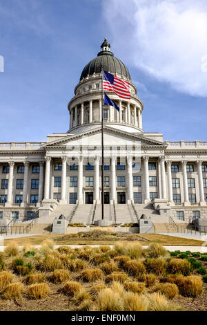 Stelle e strisce della bandiera nella parte anteriore dello Utah State Capitol Building a Salt Lake City, Utah, Stati Uniti d'America Foto Stock