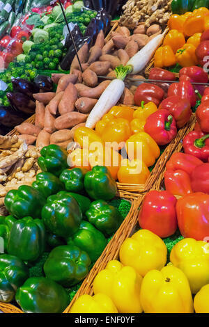 Diversi tipi di peperoni dolci e altri ortaggi o legumi Foto Stock