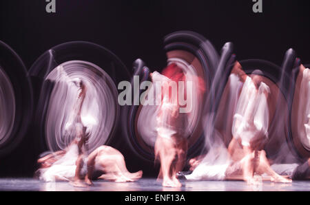 Danza Contemporánea de Cuba eseguire un triple bill a Londra, Sadler's Wells Theatre. Il tempo di esposizione. Foto Stock